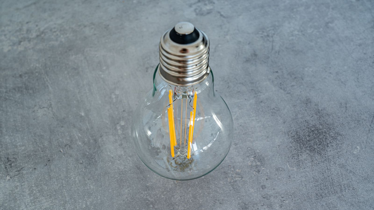 Ampoule posée sur une surface claire, petite source de lumière comme la G9