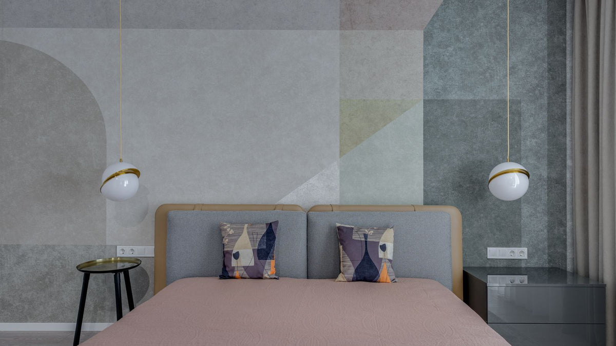 Chambre claire éclairée par des appliques murales à abat-jour
