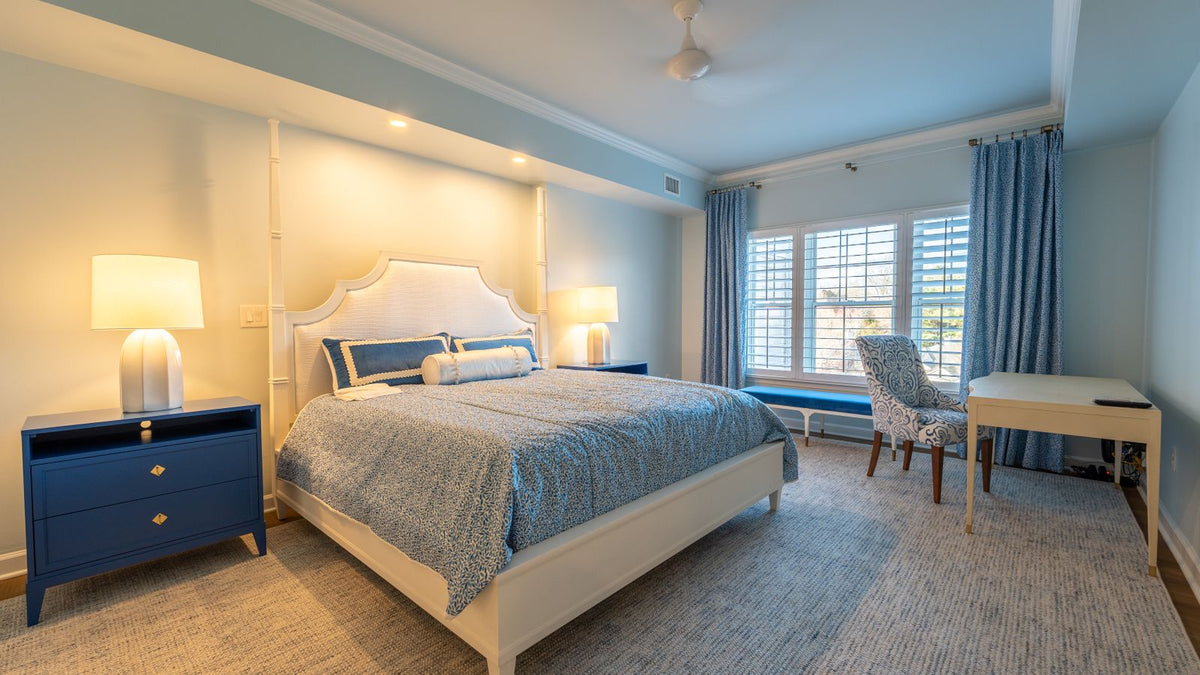 Chambre d'amis accueillante avec lampes de chevet et lumière chaude