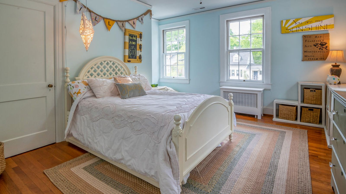 Chambre d'enfant claire avec guirlande de fanions au-dessus du lit