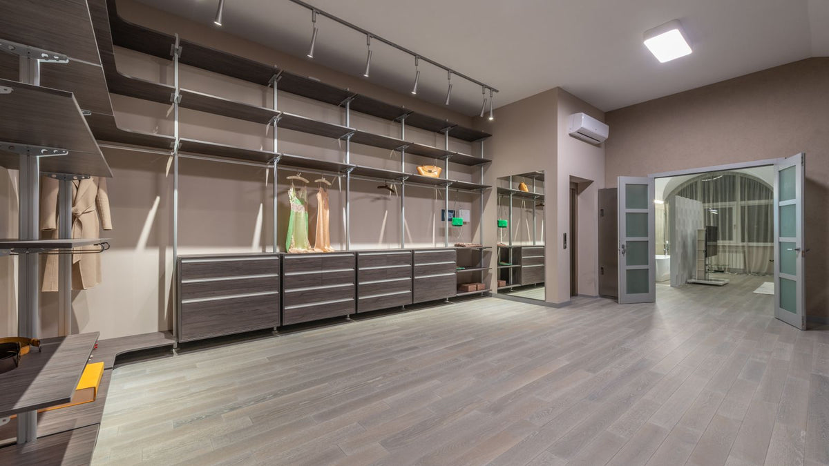 Dressing moderne éclairé avec penderie et rangements