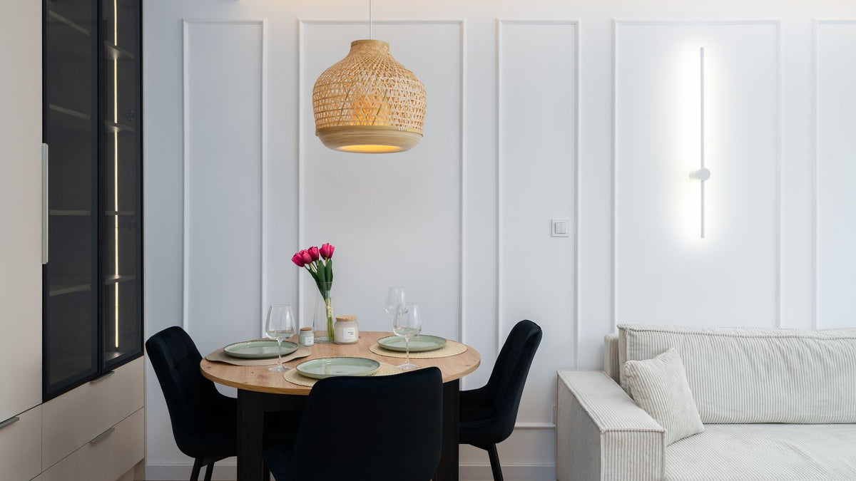 Salle à manger lumineuse autour d'une grande table en bois