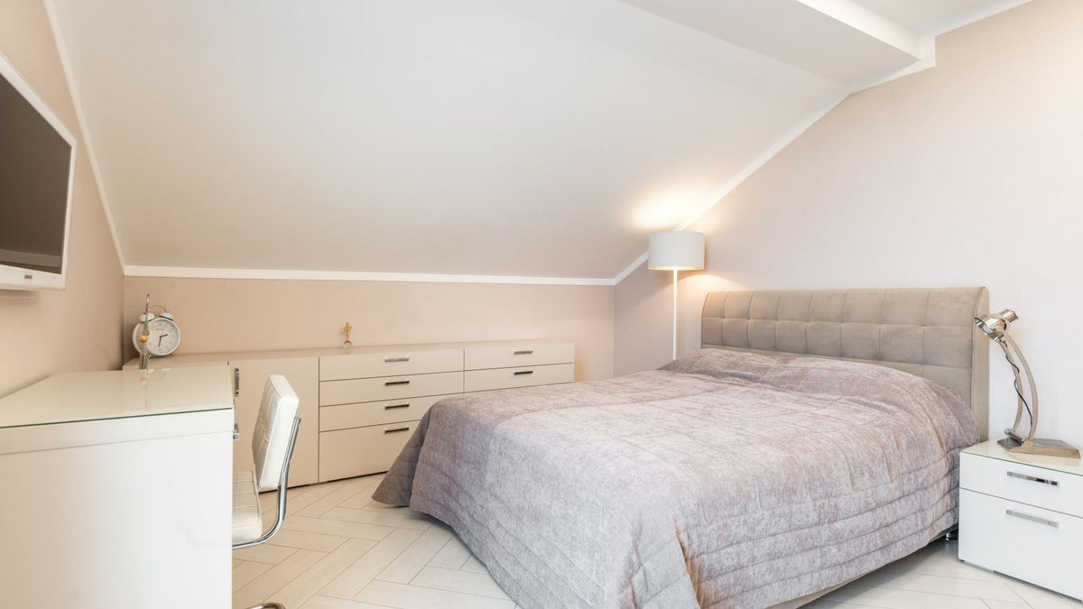Chambre sous plafond bas, lumineuse et cosy au style minimaliste