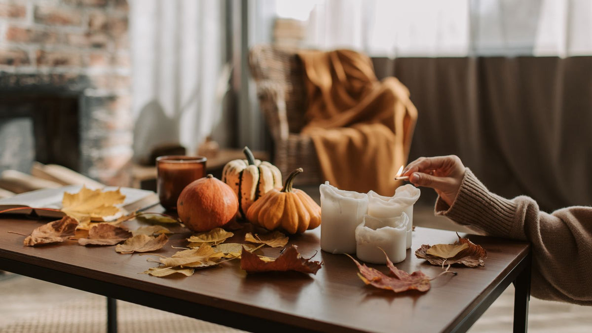 Table d'automne aux petites citrouilles et feuilles mortes en lumière douce