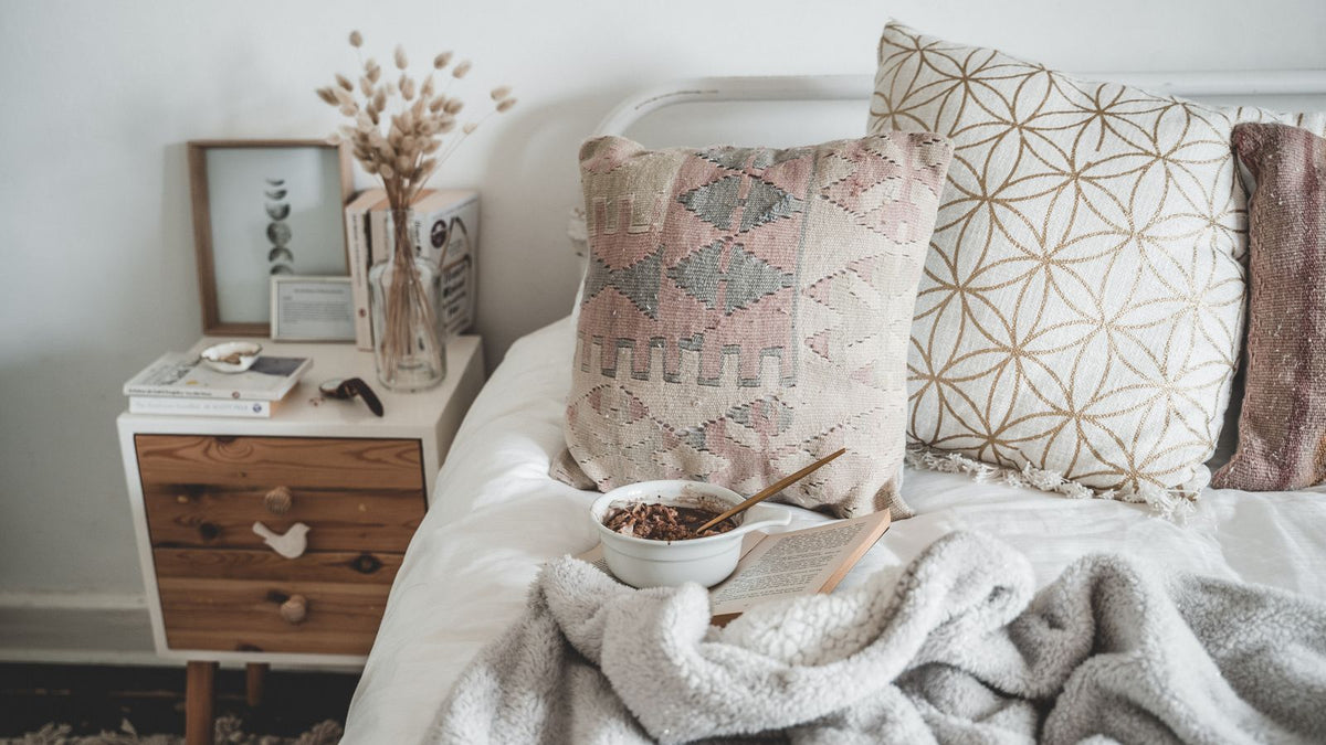 Chambre chaleureuse aux coussins moelleux et à la lumière douce