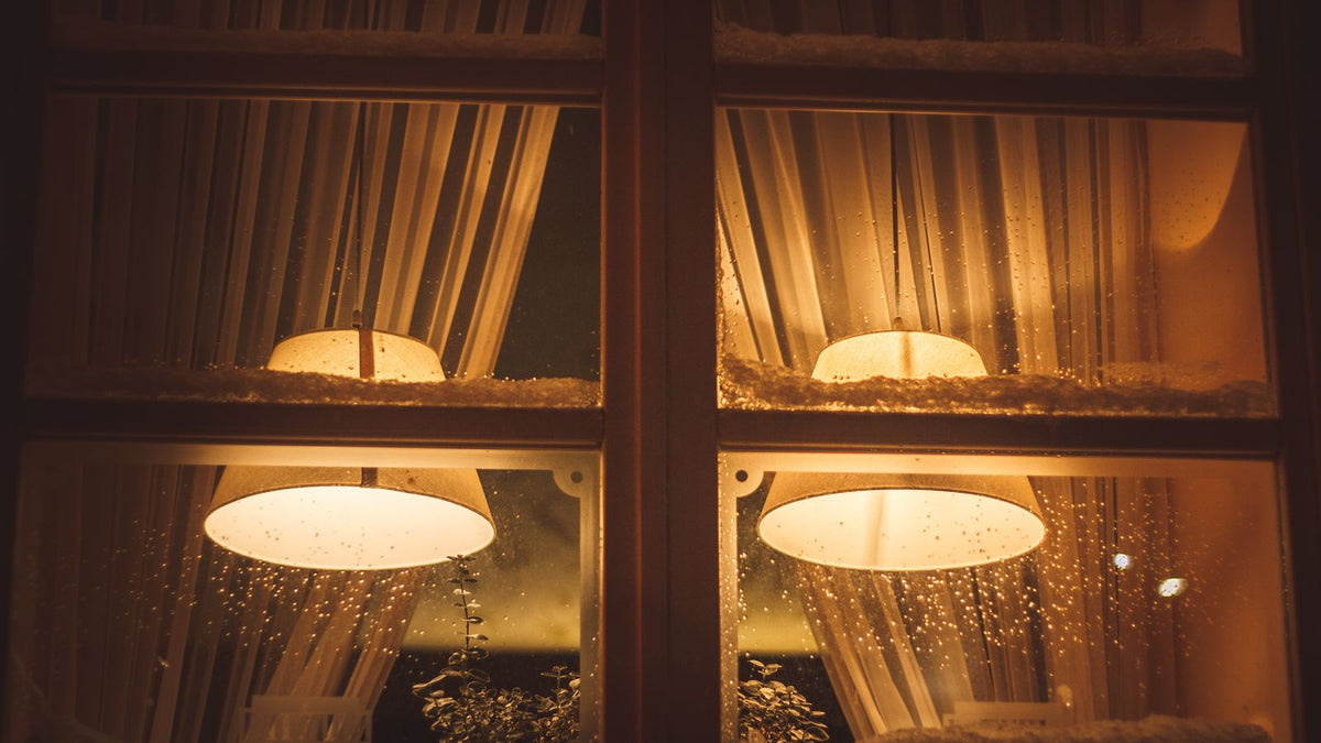 Fenêtres éclairées par des lampes chaudes à la tombée de la nuit