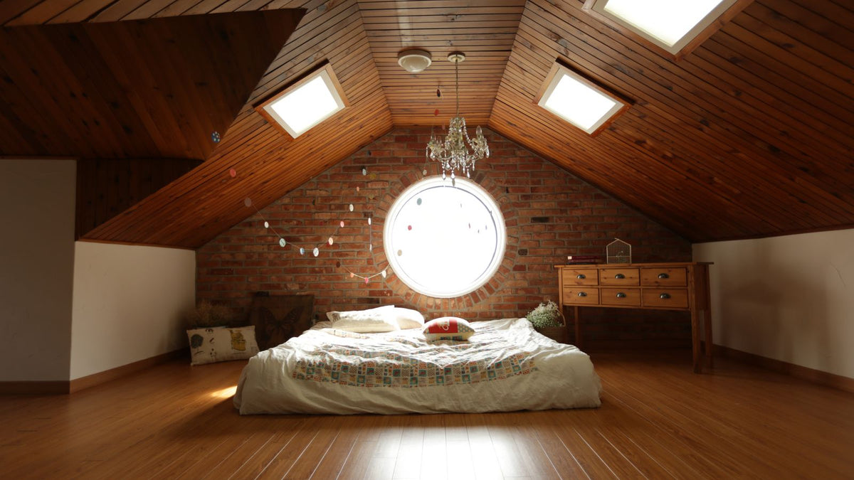 Chambre mansardée chaleureuse avec mur en briques apparentes