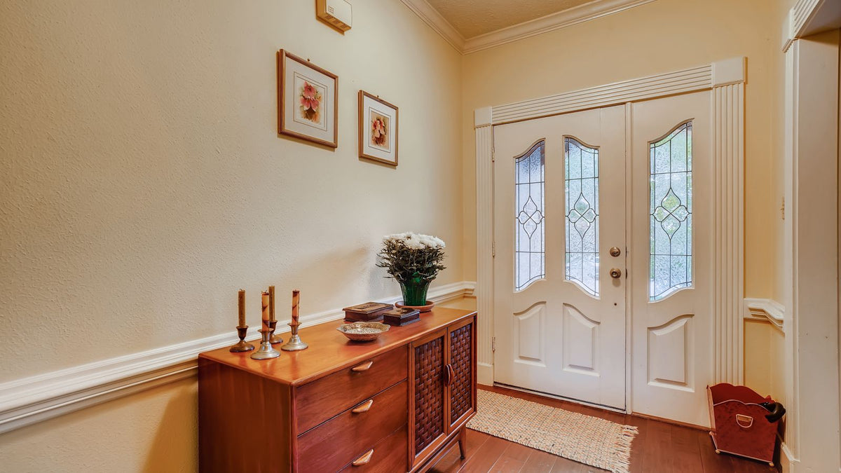 Entrée élégante avec buffet en bois et éclairage accueillant