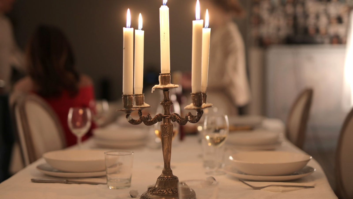 Table de Noël dressée et éclairée par un chandelier à bougies