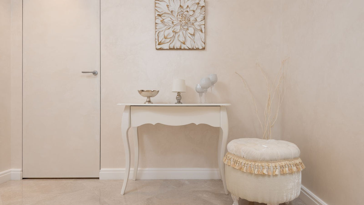 Intérieur beige et luxueux, palette de couleurs qui va avec le travertin