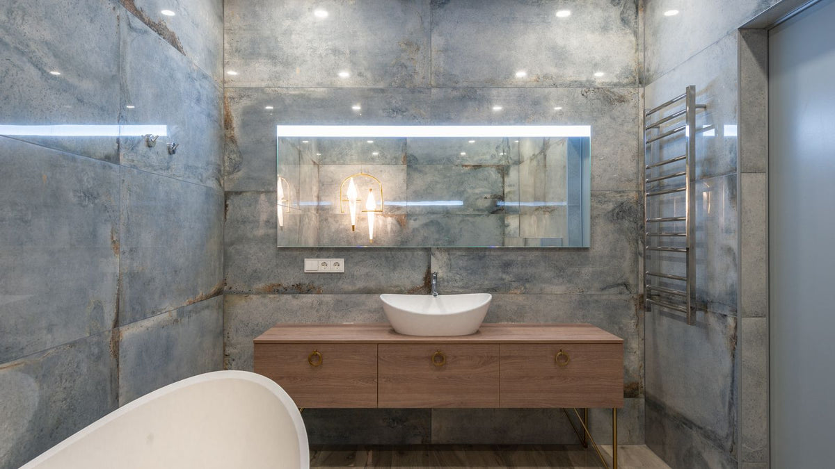 Salle de bain en pierre avec miroir éclairé adapté à l'humidité