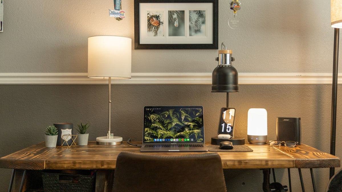 Bureau en bois chaleureux éclairé par une lampe pour le télétravail