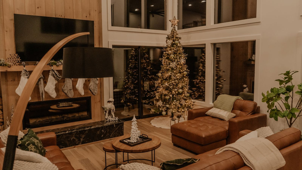 Salon de Noël chaleureux avec sapin et lampe allumée