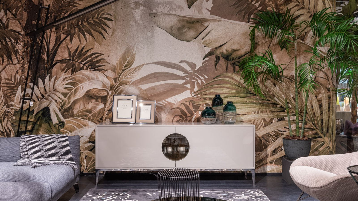 Salon au papier peint tropical avec plantes et lumière douce