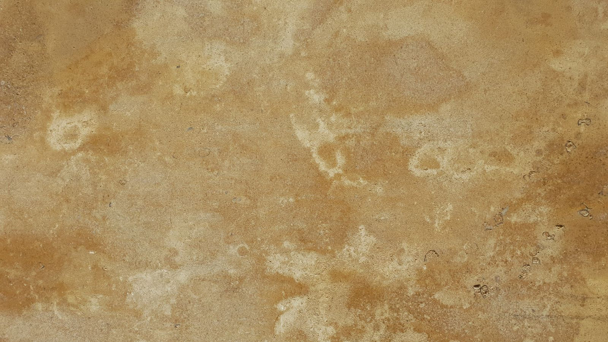 Plaque de travertin beige aux veines chaudes, vue de près