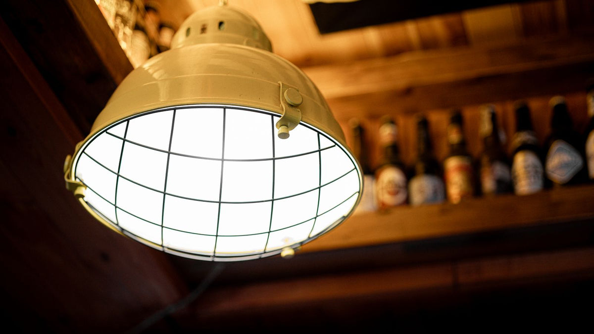 Suspension vintage en métal avec ampoule allumée chaleureuse