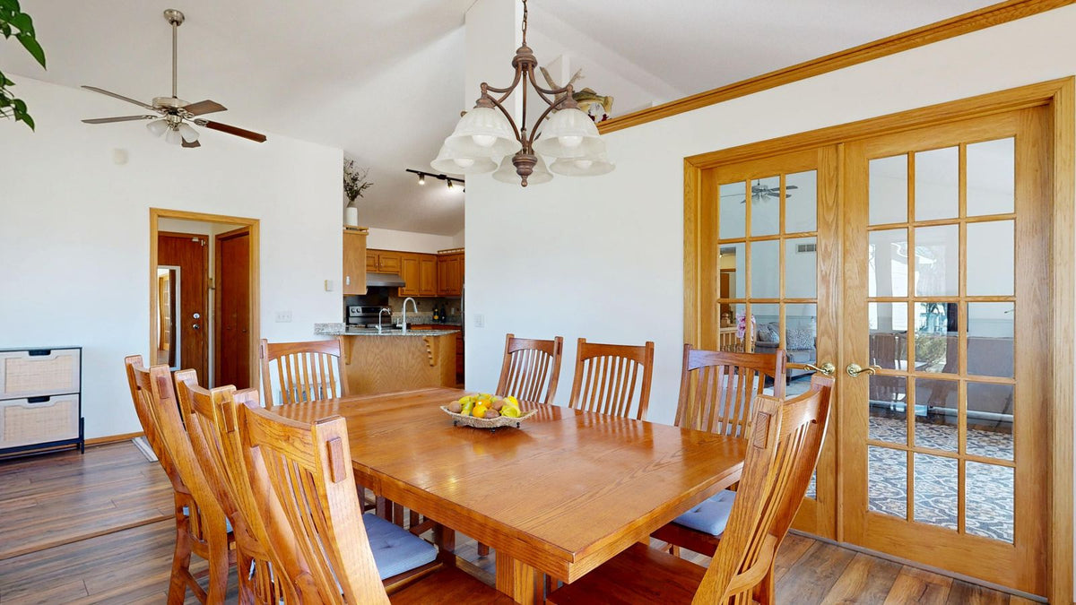 Salle à manger en bois chaleureux avec suspension au-dessus de la table