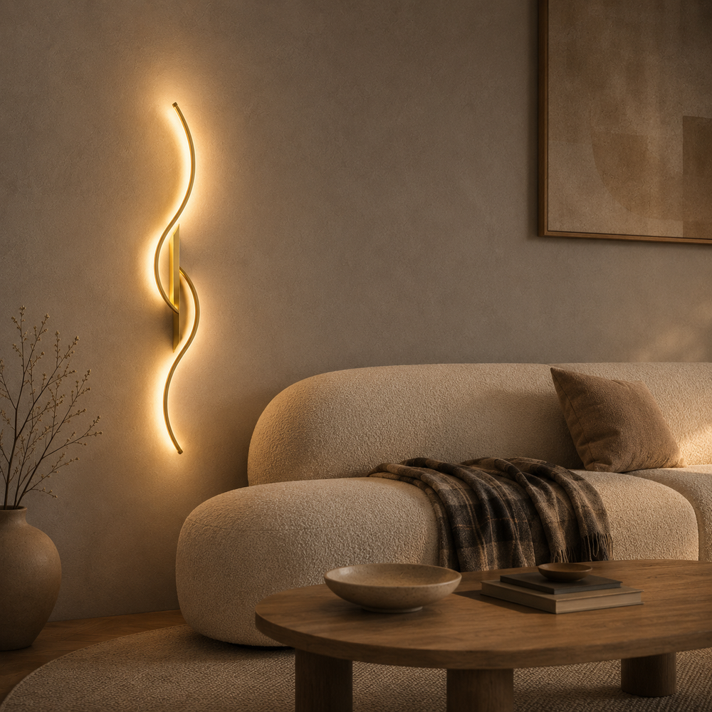Applique LED ondulée dorée dans un salon, derrière un canapé en bouclé #80-cm #or