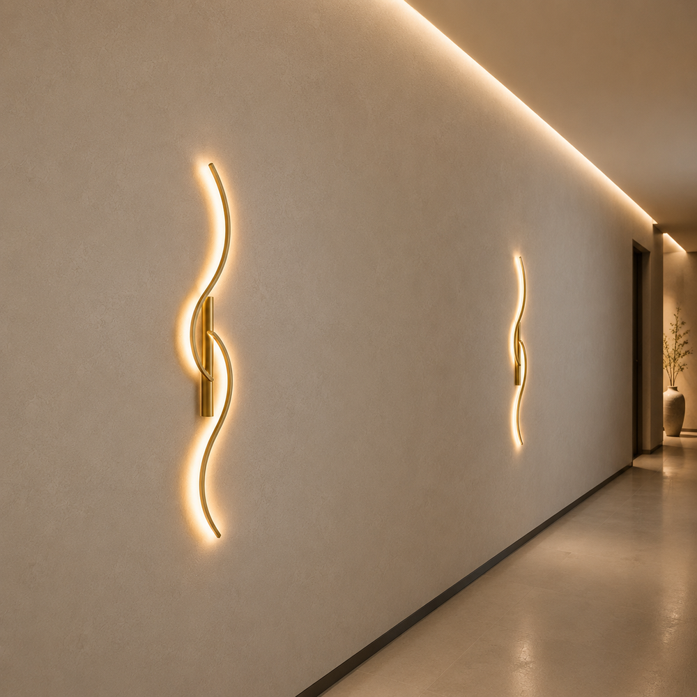 Deux appliques LED ondulées dorées alignées dans un couloir clair #80-cm #or