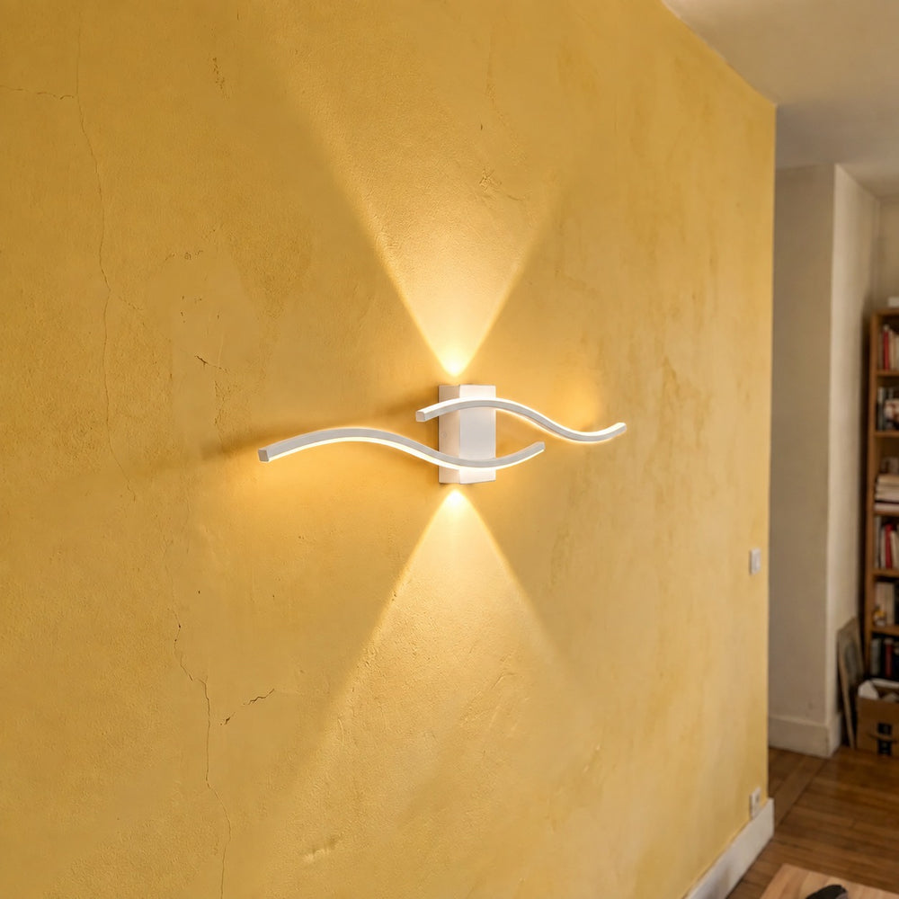 Applique murale salon LED, design moderne et simple - applique vague blanche allumee sur mur jaune #blanc