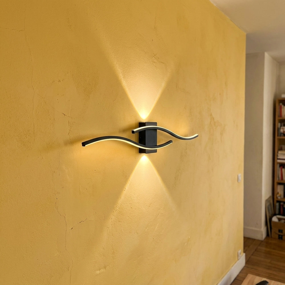 Applique murale salon LED, design moderne et simple - applique vague noire allumee sur mur jaune #noir