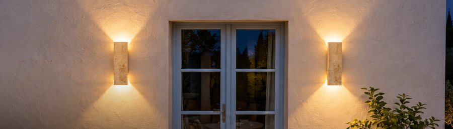 Indoor and outdoor travertine wall light, 18 W LED, allumée le soir