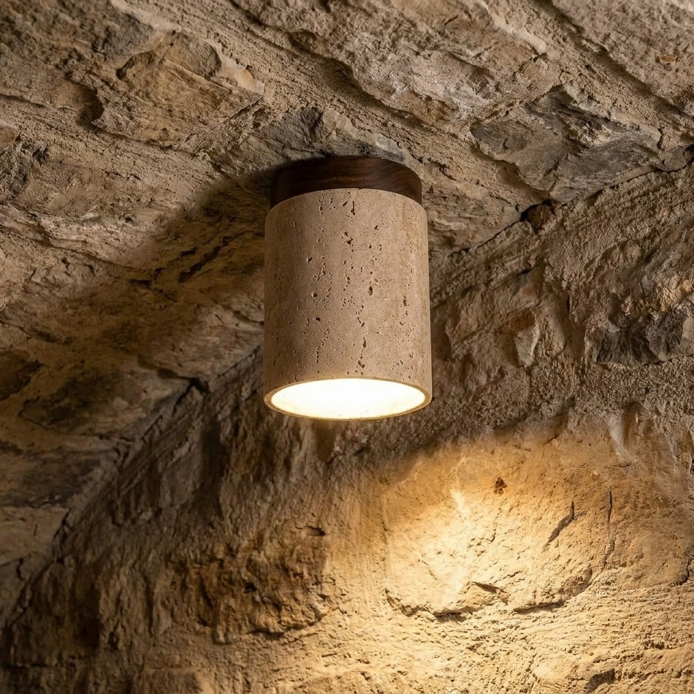 Plafonnier spot travertin et bois noyer, mur de vieille pierre la nuit #noyer