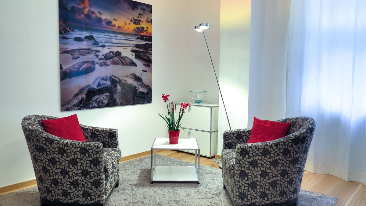 Coin salon avec tableau mis en valeur par une lumière orientable