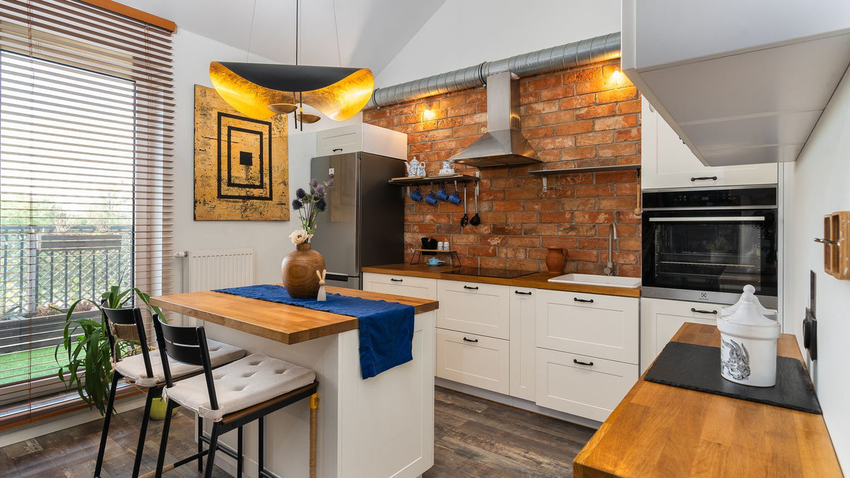 Cuisine chaleureuse avec mur de briques et suspension en céramique