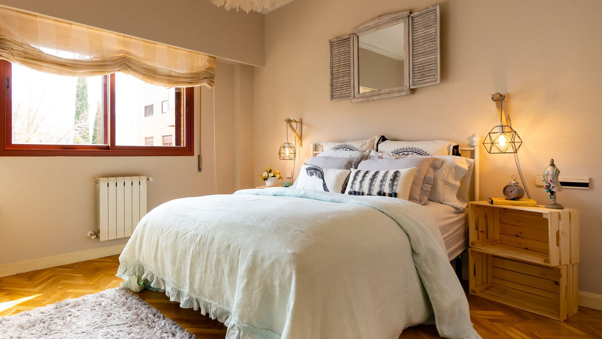 Chambre parentale accueillante baignée d'une lumière douce et chaude