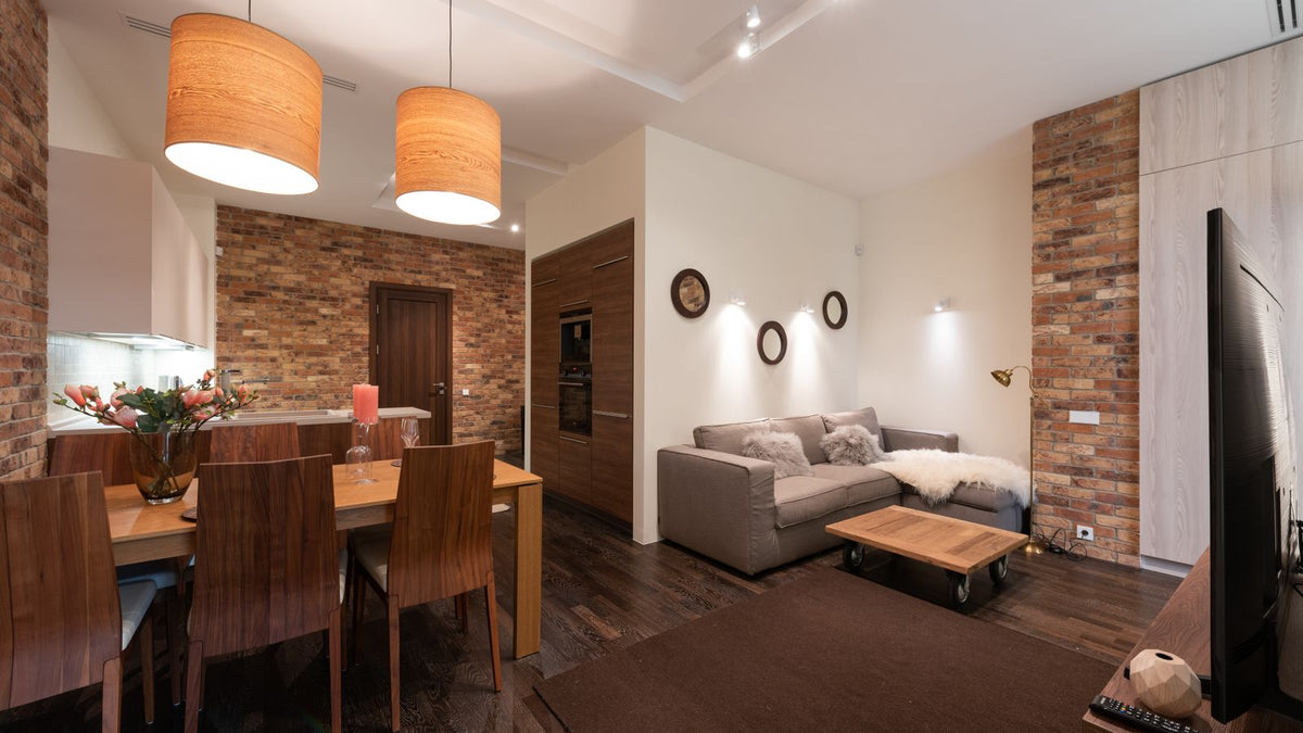 Salon et coin repas chaleureux sublimés par plusieurs luminaires