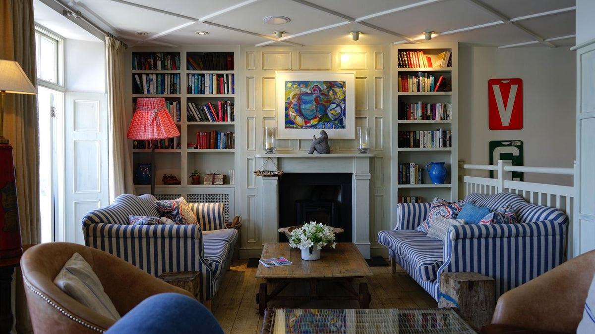 Salon cosy éclairé par des lampes à poser sans plafonnier
