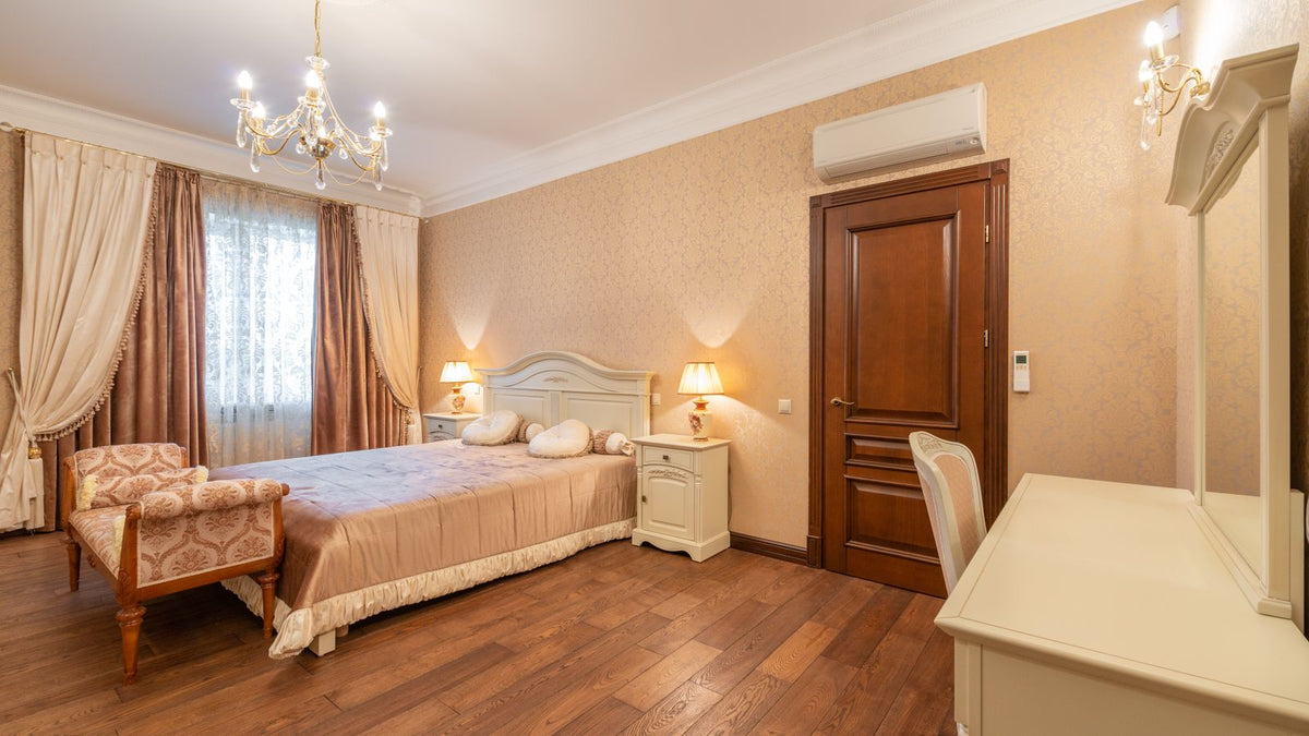 Chambre d'hôtel luxueuse au décor classique et à la lumière feutrée