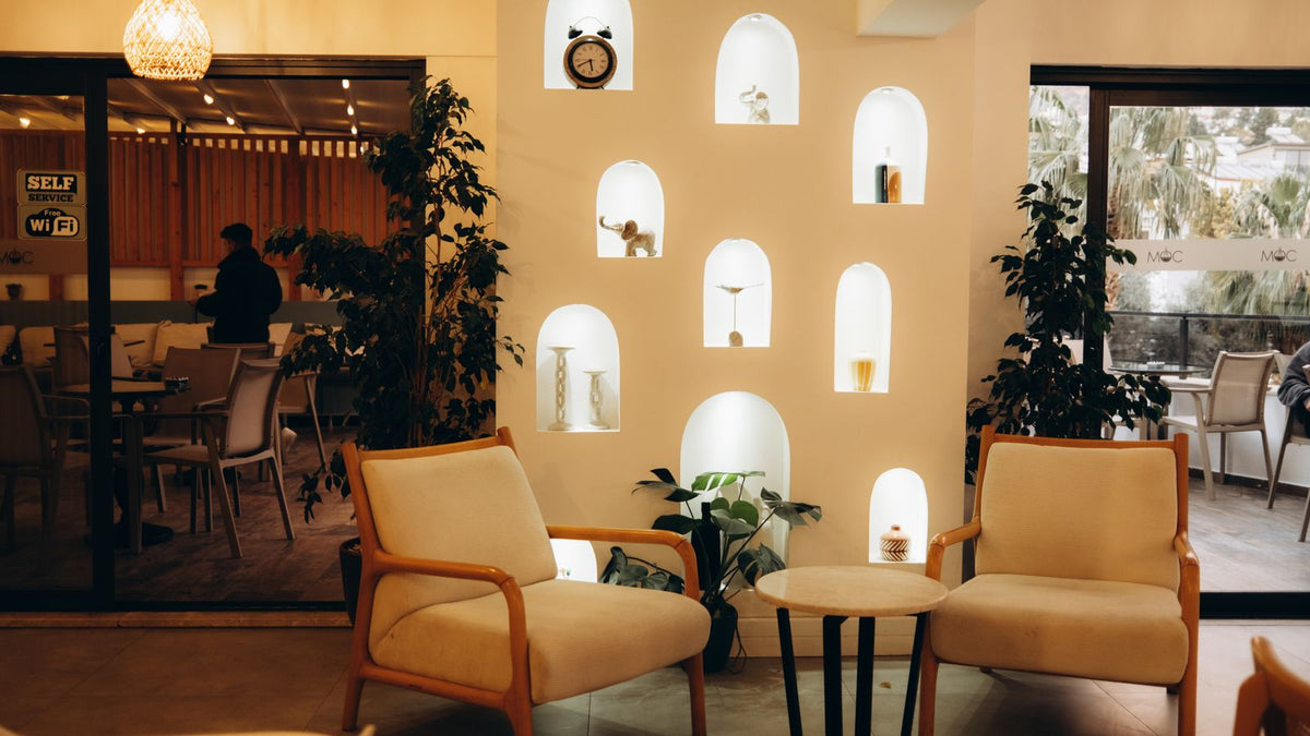 Salon chaleureux avec niches murales éclairées
