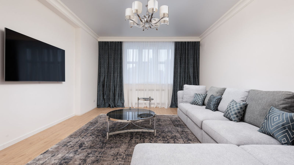 Salon clair avec grand lustre fixé au plafond