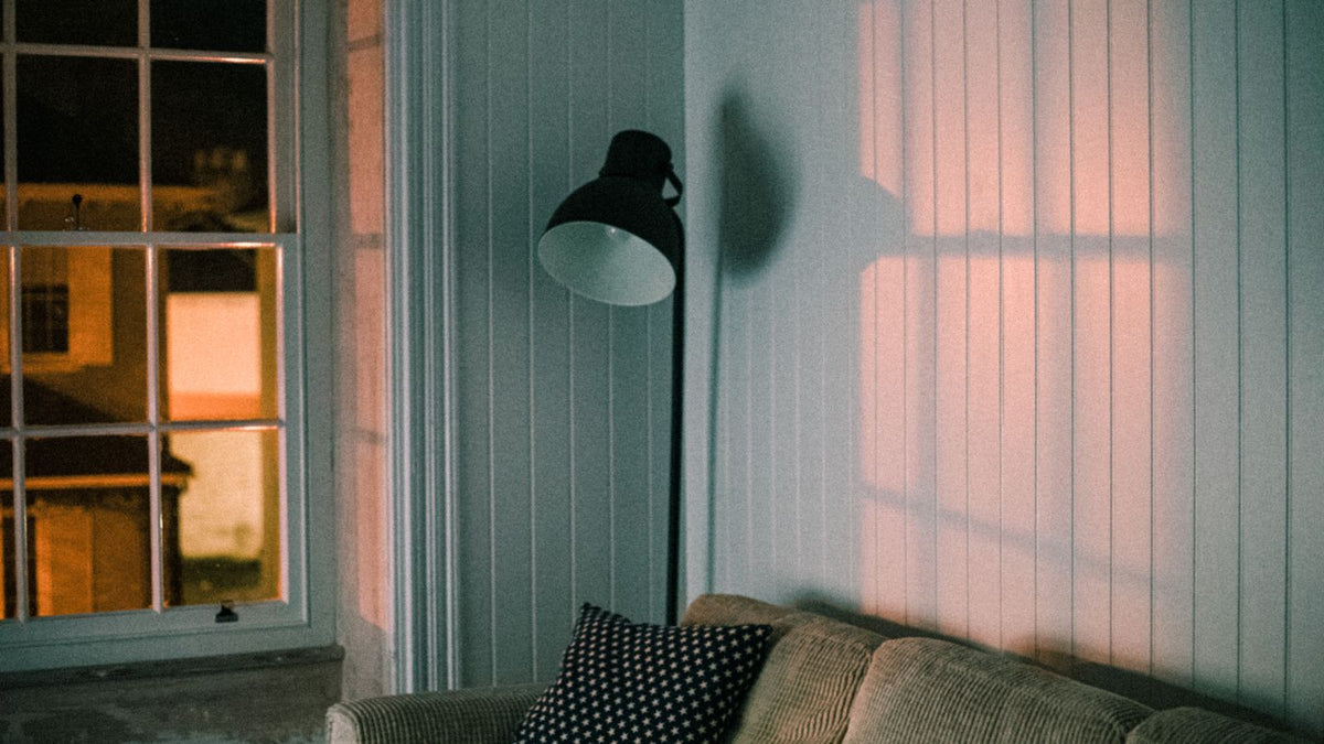 Salon chaleureux sous une lumière chaude qui adoucit la déco