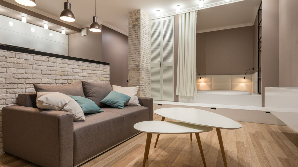 Salon lumineux avec canapé gris et luminaires bien répartis