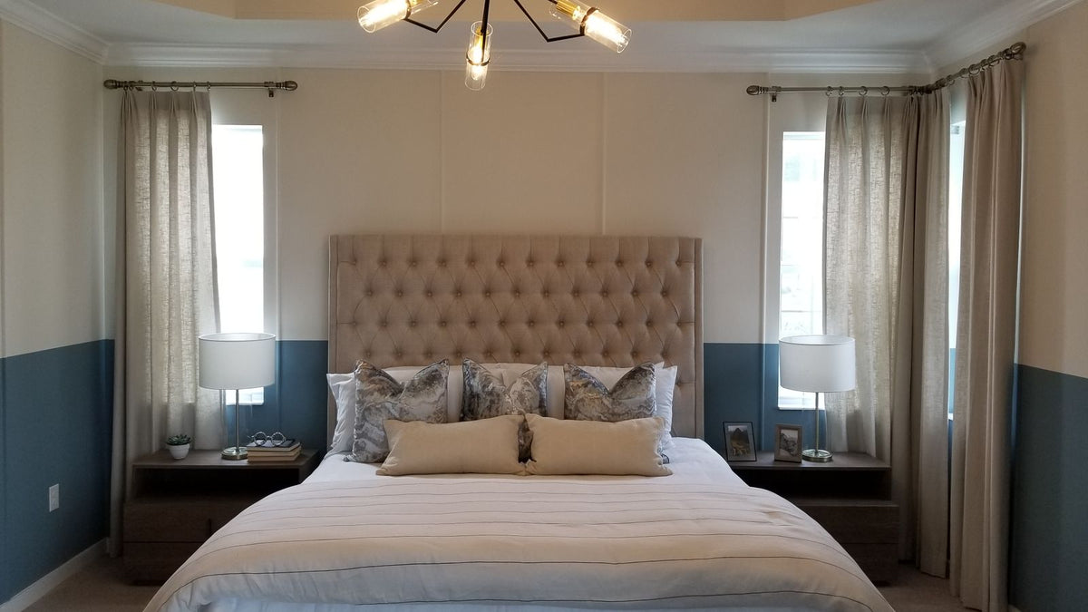 Chambre adulte élégante sous un lustre en étoile doré