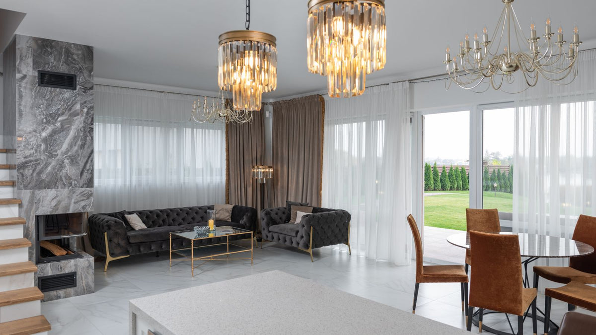 Salon lumineux ouvert sur le jardin avec lustres en verre