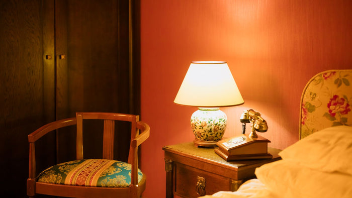 Restoring an old light safely: cable, lampholder, earth