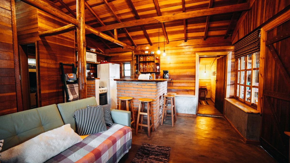 Salon de chalet tout en bois baigné d'une lumière chaude