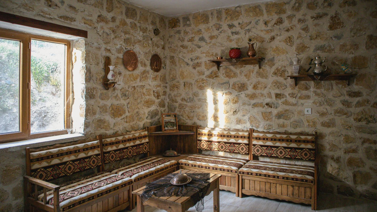 Salon rustique moderne aux murs en pierre et à l'ambiance chaleureuse