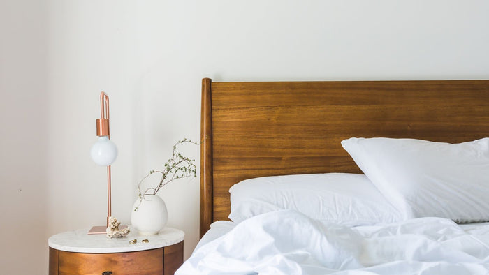 Tête de lit en bois et appliques : l'associer et l'éclairer