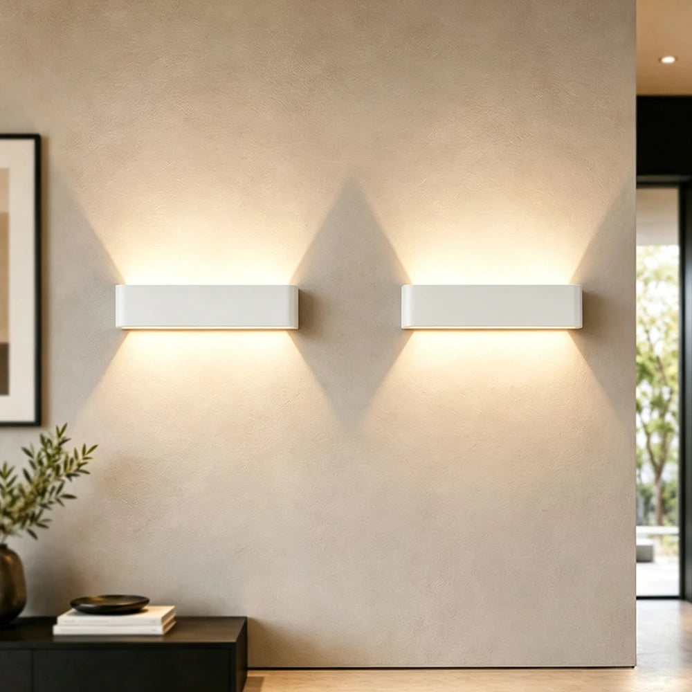 Deux appliques LED barre blanches sur un mur #blanc