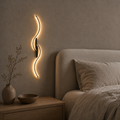 Applique LED ondulée noire 80 cm au-dessus d'une table de chevet #80-cm #noir
