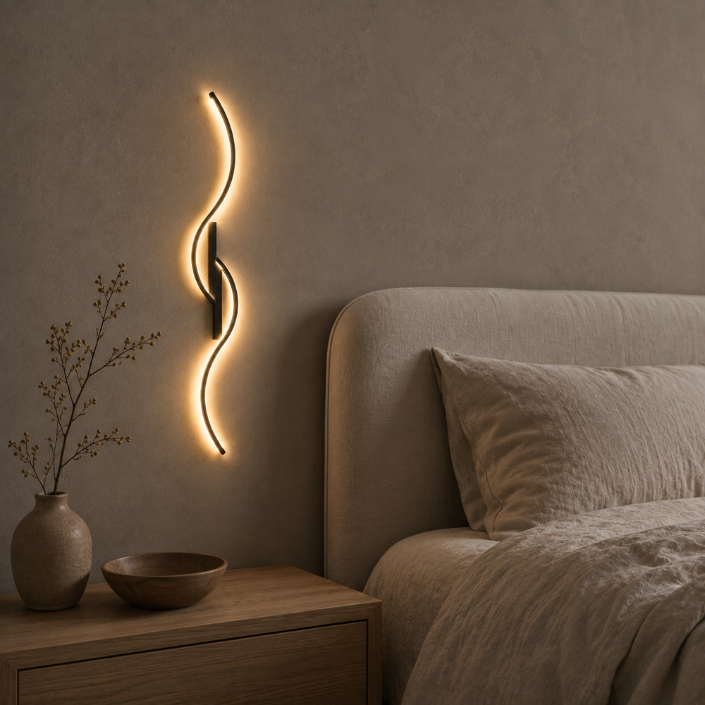 Applique LED ondulée noire au-dessus d'une table de chevet #60-cm #noir