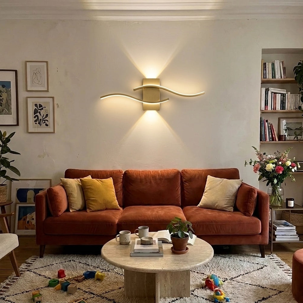Applique murale salon LED, design moderne et simple - applique vague doree au dessus du canape #or