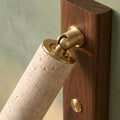 Applique murale liseuse travertin et bois, tête orientable - lio n gros plan matiere #noyer