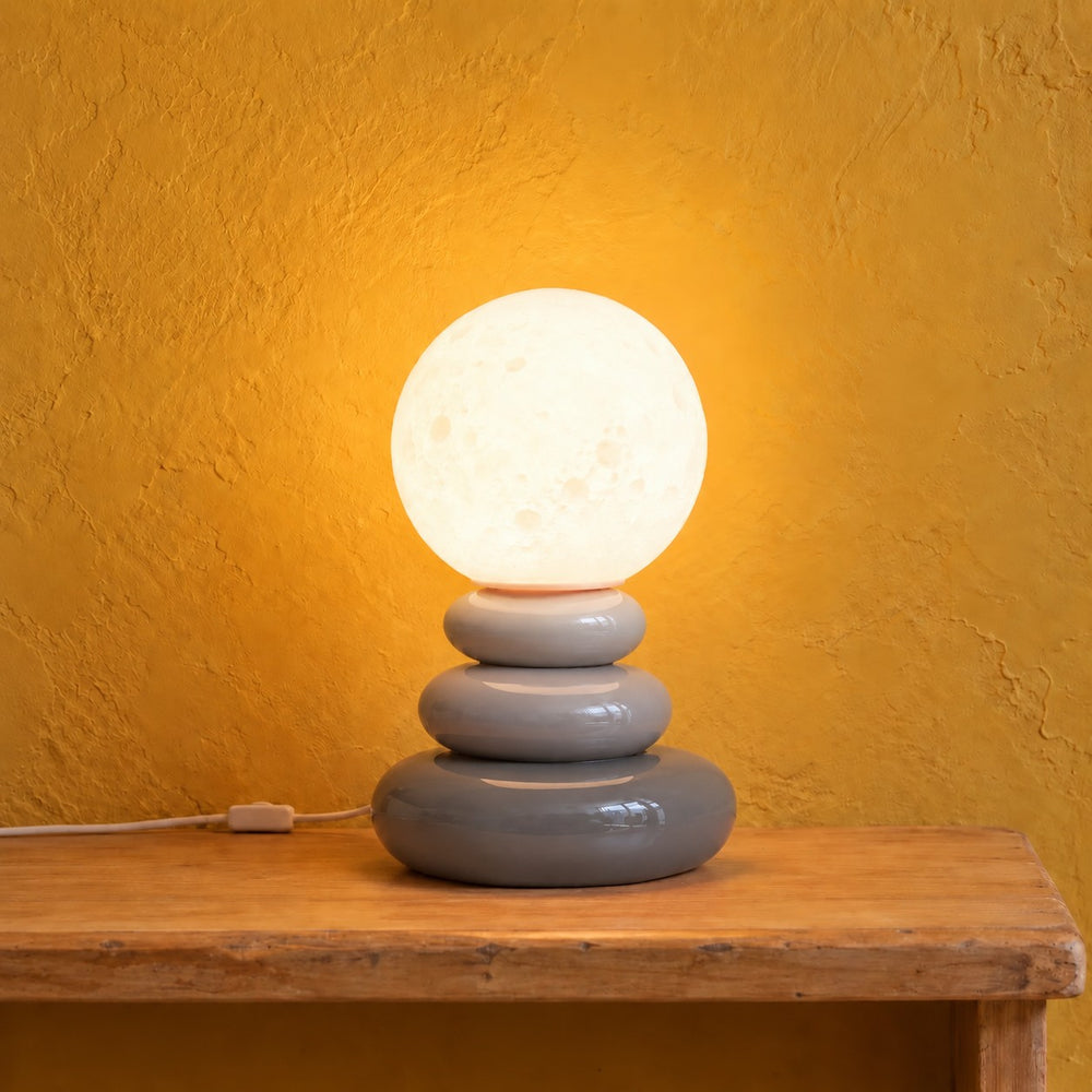 Lampe à poser galets empilés en céramique grise, globe effet lune #gris