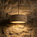 Suspension salon travertin jaune, pierre naturelle Ø 20 cm - okra 06 mur de vieille pierre la nuit